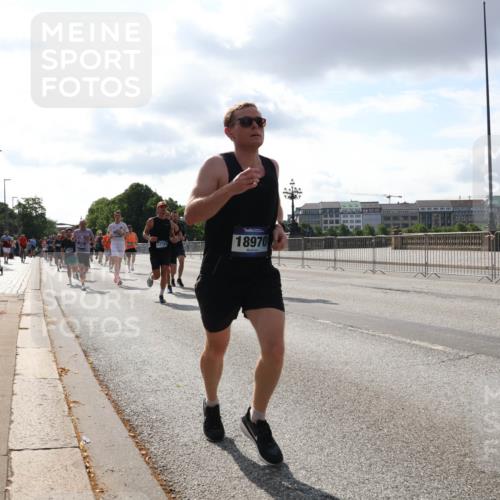 29.06.2025 - hella hamburg halbmarathon Lena Gebhardt http://msf.ph/oto/8418970 29.06.2025 09:51:23 Lombardsbrücke 17724, 18970, 1136, 1256, 1441, 1520, 1570, 1677, 1903, 1912, 1920, 1941, 1962, 2579, 2880, 2972, 3523, 3700, 3947, 4297, 4634, 4759, 4843, 4854, 4888, 4889, 4999, 5087, 5275, 5375, 5387, 5410, 6429, 6593, 6639, 6721, 6901, 7105, 7116, 7284, 7363, 7378, 7635, 7693, 7962, 8091, 8122, 8319, 8871, 8966, 9114, 9262, 9313, 9364, 9371, 9380, 9755, 9833, 9885, 10193, 10415, 10469, 10480, 10669, 11049, 11417, 11907, 11959, 12153, 14201 meine-sportfotos.de
