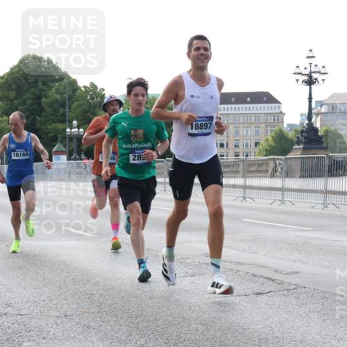 29.06.2025 - hella hamburg halbmarathon Lena Gebhardt http://msf.ph/oto/8418971 29.06.2025 09:41:46 Lombardsbrücke 6559, 241, 16169, 1, 40, 289, 8897, 1241, 2459, 2892, 4128, 4571, 6559, 7142, 7862, 9442, 10234, 10780, 11194, 11624, 11965, 12067, 12641, 13440, 13751, 13780, 14019, 14107, 16169, 16361, 16484, 17752, 17856, 18124, 18897 meine-sportfotos.de