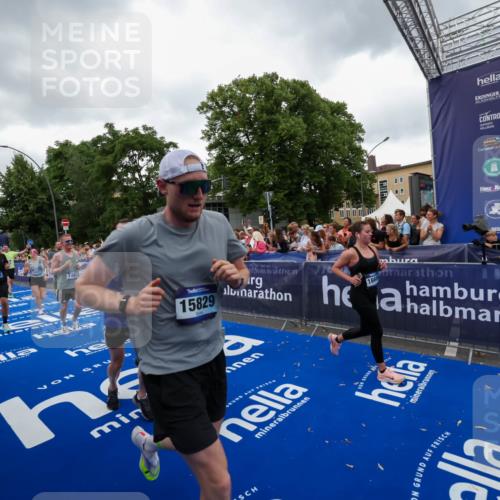 29.06.2025 - hella hamburg halbmarathon Zöllner http://msf.ph/oto/8418982 29.06.2025 10:52:13 Ziel 1482, 2397, 2595, 4837, 5032, 5087, 5093, 5378, 5482, 6897, 7732, 9082, 12135, 12580, 13726, 14248, 14300, 15275, 15829, 16003, 16320, 16591, 16666, 17033, 17130, 18475, 18801 meine-sportfotos.de