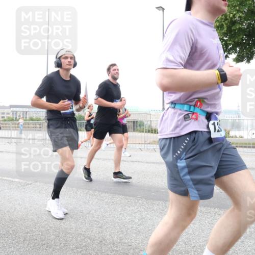 29.06.2025 - hella hamburg halbmarathon Lena Gebhardt http://msf.ph/oto/8418988 29.06.2025 10:52:12 Lombardsbrücke 4087, 13, 1418, 1978, 2528, 3038, 3645, 4087, 4273, 4436, 4598, 4606, 4815, 5062, 5262, 5534, 6386, 6403, 6404, 6406, 6456, 6604, 6671, 6947, 6985, 7682, 7690, 7691, 7735, 7812, 8194, 8196, 8250, 8251, 8621, 9103, 9220, 9368, 9460, 9590, 9594, 9673, 9730, 9731, 10080, 10296, 10342, 10533, 10634, 10673, 10693, 10830, 10884, 11084, 11101, 11126, 11127, 11297, 11375, 11736, 11899, 11974, 12065, 12546, 12558 meine-sportfotos.de