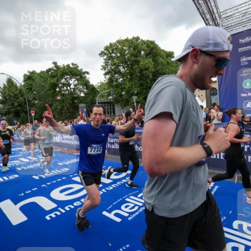 29.06.2025 - hella hamburg halbmarathon Zöllner http://msf.ph/oto/8418989 29.06.2025 10:52:14 Ziel 1482, 2397, 2595, 4837, 5032, 5087, 5093, 5378, 5482, 6897, 7732, 9082, 12135, 12580, 13726, 14248, 14300, 15275, 15829, 16003, 16320, 16591, 16666, 17033, 17130, 18475, 18801 meine-sportfotos.de