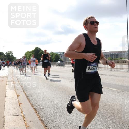 29.06.2025 - hella hamburg halbmarathon Lena Gebhardt http://msf.ph/oto/8418992 29.06.2025 09:51:23 Lombardsbrücke 17724, 18970, 1136, 1256, 1441, 1520, 1570, 1677, 1903, 1912, 1920, 1941, 1962, 2579, 2880, 2972, 3523, 3700, 3947, 4297, 4634, 4759, 4843, 4854, 4888, 4889, 4999, 5087, 5275, 5375, 5387, 5410, 6429, 6593, 6639, 6721, 6901, 7105, 7116, 7284, 7363, 7378, 7635, 7693, 7962, 8091, 8122, 8319, 8871, 8966, 9114, 9262, 9313, 9364, 9371, 9380, 9755, 9833, 9885, 10193, 10415, 10469, 10480, 10669, 11049, 11417, 11907, 11959, 12153, 14201 meine-sportfotos.de