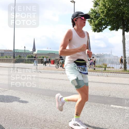 29.06.2025 - hella hamburg halbmarathon Lena Gebhardt http://msf.ph/oto/8418997 29.06.2025 10:05:31 Lombardsbrücke 4014, 2298, 1863, 1936, 1981, 2288, 2298, 2471, 2624, 3071, 3413, 3461, 3578, 3929, 4014, 4220, 4782, 5073, 5762, 6059, 6907, 6908, 7826, 8089, 8894, 8999, 9007, 9075, 9165, 9339, 9477, 9559, 9680, 9736, 9737, 9738, 9917, 10343, 10694, 10791, 10998, 11784, 11873, 11958, 12557, 13221, 13327, 13717, 14203, 14465, 14642, 16092, 16478, 16546, 16847, 17707, 17731, 17740, 18189, 18616, 18617, 18973, 19034, 19248 meine-sportfotos.de