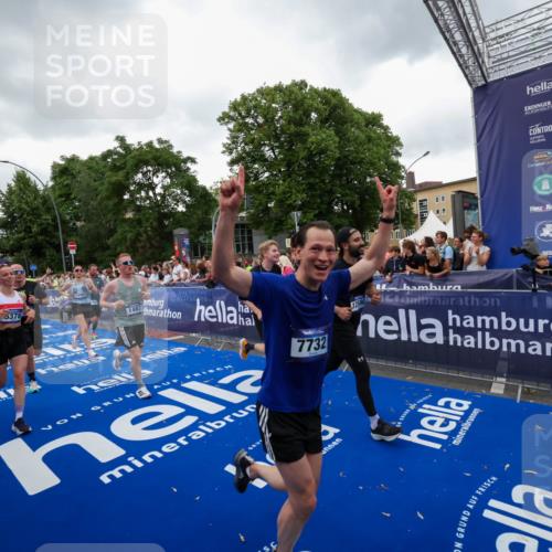 29.06.2025 - hella hamburg halbmarathon Zöllner http://msf.ph/oto/8419001 29.06.2025 10:52:14 Ziel 1482, 2397, 2595, 4837, 5032, 5087, 5093, 5378, 5482, 6897, 7732, 9082, 12135, 12580, 13726, 14248, 14300, 15275, 15829, 16003, 16320, 16591, 16666, 17033, 17130, 18475, 18801 meine-sportfotos.de