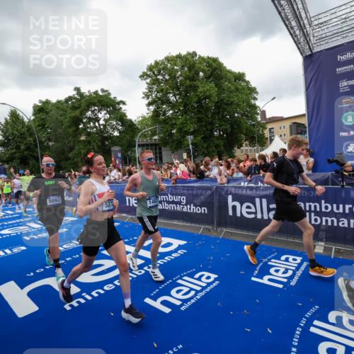 29.06.2025 - hella hamburg halbmarathon Zöllner http://msf.ph/oto/8419013 29.06.2025 10:52:14 Ziel 1482, 2397, 2595, 4837, 5032, 5087, 5093, 5378, 5482, 6897, 7732, 9082, 12135, 12580, 13726, 14248, 14300, 15275, 15829, 16003, 16320, 16591, 16666, 17033, 17130, 18475, 18801 meine-sportfotos.de