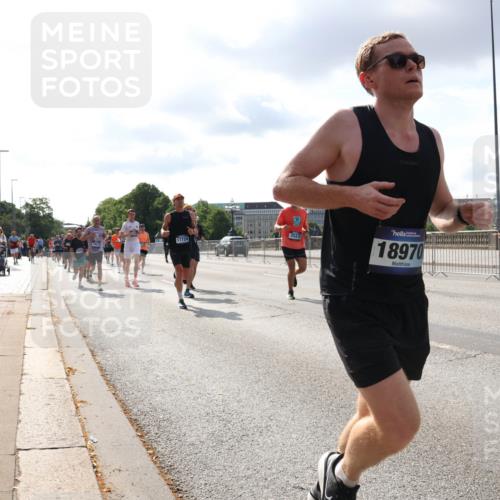 29.06.2025 - hella hamburg halbmarathon Lena Gebhardt http://msf.ph/oto/8419014 29.06.2025 09:51:23 Lombardsbrücke 17724, 3523, 18970, 1136, 1256, 1441, 1520, 1570, 1677, 1903, 1912, 1920, 1941, 1962, 2579, 2880, 2972, 3523, 3700, 3947, 4297, 4634, 4759, 4843, 4854, 4888, 4889, 4999, 5087, 5275, 5375, 5387, 5410, 6429, 6593, 6639, 6721, 6901, 7105, 7116, 7284, 7363, 7378, 7635, 7693, 7962, 8091, 8122, 8319, 8871, 8966, 9114, 9262, 9313, 9364, 9371, 9380, 9755, 9833, 9885, 10193, 10415, 10469, 10480, 10669, 11049, 11417, 11907, 11959, 12153, 14201 meine-sportfotos.de