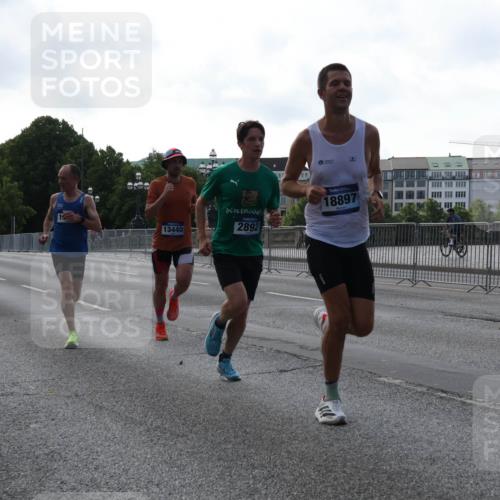29.06.2025 - hella hamburg halbmarathon Lena Gebhardt http://msf.ph/oto/8419024 29.06.2025 09:41:46 Lombardsbrücke 7862, 6559, 241, 13440, 2892, 18897, 1241, 2459, 2892, 4128, 4571, 6559, 7142, 7862, 9442, 10234, 10780, 11194, 11624, 11965, 12067, 12641, 13440, 13751, 13780, 14019, 14107, 16169, 16361, 16484, 17752, 17856, 18124, 18897 meine-sportfotos.de