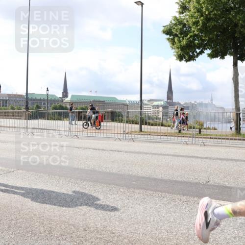 29.06.2025 - hella hamburg halbmarathon Lena Gebhardt http://msf.ph/oto/8419025 29.06.2025 10:05:31 Lombardsbrücke 21, 4014, 1863, 1936, 1981, 2288, 2298, 2471, 2624, 3071, 3413, 3461, 3578, 3929, 4014, 4220, 4782, 5073, 5762, 6059, 6907, 6908, 7826, 8089, 8894, 8999, 9007, 9075, 9165, 9339, 9477, 9559, 9680, 9736, 9737, 9738, 9917, 10343, 10694, 10791, 10998, 11784, 11873, 11958, 12557, 13221, 13327, 13717, 14203, 14465, 14642, 16092, 16478, 16546, 16847, 17707, 17731, 17740, 18189, 18616, 18617, 18973, 19034, 19248 meine-sportfotos.de