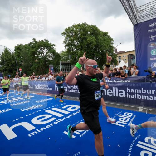 29.06.2025 - hella hamburg halbmarathon Zöllner http://msf.ph/oto/8419032 29.06.2025 10:52:15 Ziel 1482, 2397, 2595, 4837, 5032, 5087, 5093, 5378, 5482, 6897, 9074, 9082, 12135, 12580, 13726, 14248, 14300, 15275, 16003, 16320, 16591, 17033, 17130, 18475, 18801 meine-sportfotos.de