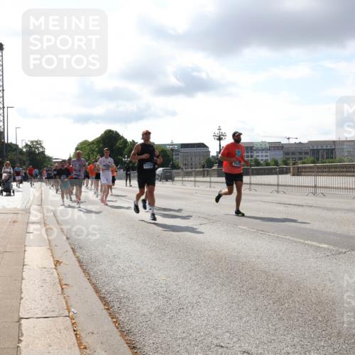 29.06.2025 - hella hamburg halbmarathon Lena Gebhardt http://msf.ph/oto/8419037 29.06.2025 09:51:23 Lombardsbrücke 17724, 3523, 1136, 1256, 1441, 1520, 1570, 1677, 1903, 1912, 1920, 1941, 1962, 2579, 2880, 2972, 3523, 3700, 3947, 4297, 4634, 4759, 4843, 4854, 4888, 4889, 4999, 5087, 5275, 5375, 5387, 5410, 6429, 6593, 6639, 6721, 6901, 7105, 7116, 7284, 7363, 7378, 7635, 7693, 7962, 8091, 8122, 8319, 8871, 8966, 9114, 9262, 9313, 9364, 9371, 9380, 9755, 9833, 9885, 10193, 10415, 10469, 10480, 10669, 11049, 11417, 11907, 11959, 12153, 14201 meine-sportfotos.de