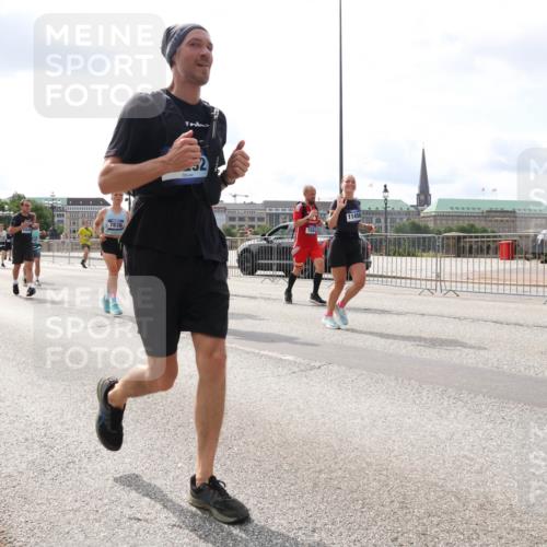 29.06.2025 - hella hamburg halbmarathon Lena Gebhardt http://msf.ph/oto/8419060 29.06.2025 10:18:10 Lombardsbrücke 11352, 7838, 1554, 11450, 1159, 1160, 1268, 1274, 1325, 1458, 1554, 1622, 1641, 1749, 1982, 2087, 2094, 2147, 2335, 2634, 2931, 3125, 3138, 3292, 3321, 3482, 3977, 4710, 4738, 4804, 5004, 5290, 5611, 5733, 5909, 6270, 6332, 7094, 7641, 7649, 7838, 7882, 7883, 8067, 8128, 8144, 8248, 8607, 8799, 9222, 9400, 9539, 9717, 9734, 9798, 9834, 9844, 9964, 10174, 10332, 10509, 10659, 10908, 12498, 13341 meine-sportfotos.de