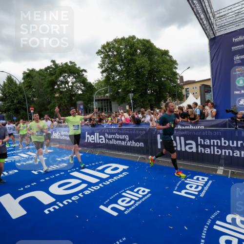 29.06.2025 - hella hamburg halbmarathon Zöllner http://msf.ph/oto/8419064 29.06.2025 10:52:16 Ziel 1482, 2397, 4419, 4837, 5032, 5087, 5093, 5482, 6897, 9074, 9082, 12135, 13726, 14248, 14300, 15275, 16003, 16320, 16591, 17033, 17130, 18475, 18801 meine-sportfotos.de