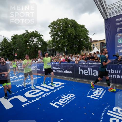 29.06.2025 - hella hamburg halbmarathon Zöllner http://msf.ph/oto/8419077 29.06.2025 10:52:16 Ziel 1482, 2397, 4419, 4837, 5032, 5087, 5093, 5482, 6897, 9074, 9082, 12135, 13726, 14248, 14300, 15275, 16003, 16320, 16591, 17033, 17130, 18475, 18801 meine-sportfotos.de