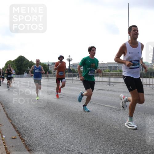 29.06.2025 - hella hamburg halbmarathon Lena Gebhardt http://msf.ph/oto/8419097 29.06.2025 09:41:47 Lombardsbrücke 16169, 13440, 8897, 2892, 1241, 2459, 2892, 4128, 4571, 6559, 7142, 7862, 9442, 10234, 10780, 11194, 11624, 11965, 12067, 12641, 13440, 13751, 13780, 14019, 14107, 16169, 16361, 16484, 17752, 17856, 18124, 18897 meine-sportfotos.de