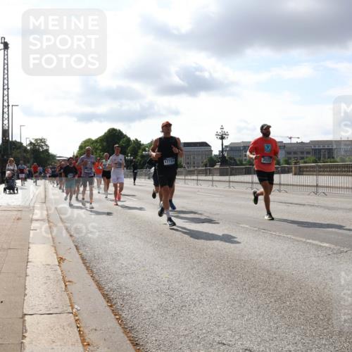 29.06.2025 - hella hamburg halbmarathon Lena Gebhardt http://msf.ph/oto/8419099 29.06.2025 09:51:24 Lombardsbrücke 17724, 3523, 18013, 1136, 1256, 1441, 1520, 1570, 1677, 1903, 1912, 1920, 1941, 1962, 2579, 2880, 2972, 3523, 3700, 3947, 4297, 4634, 4759, 4843, 4854, 4865, 4888, 4889, 4999, 5087, 5275, 5375, 5387, 5410, 6429, 6593, 6639, 6721, 6901, 7105, 7116, 7284, 7363, 7378, 7635, 7693, 7962, 8091, 8122, 8319, 8871, 8966, 9114, 9262, 9313, 9364, 9371, 9380, 9755, 9833, 9885, 10193, 10415, 10469, 10480, 10669, 11049, 11417, 11907, 11959, 12153, 14201 meine-sportfotos.de
