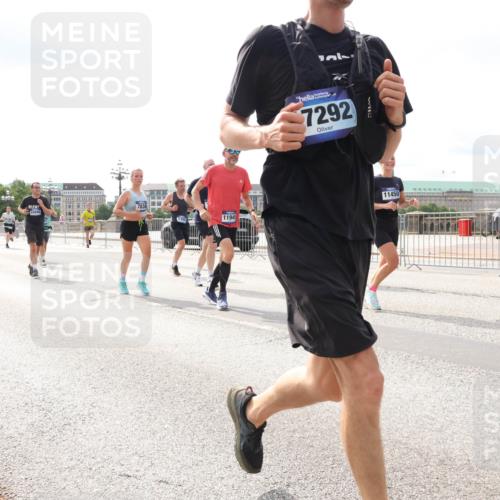 29.06.2025 - hella hamburg halbmarathon Lena Gebhardt http://msf.ph/oto/8419104 29.06.2025 10:18:10 Lombardsbrücke 10946, 120, 11949, 7292, 11450, 1159, 1160, 1268, 1274, 1325, 1458, 1554, 1622, 1641, 1749, 1982, 2087, 2094, 2147, 2335, 2634, 2931, 3125, 3138, 3292, 3321, 3482, 3977, 4710, 4738, 4804, 5004, 5290, 5611, 5733, 5909, 6270, 6332, 7094, 7641, 7649, 7838, 7882, 7883, 8067, 8128, 8144, 8248, 8607, 8799, 9222, 9400, 9539, 9717, 9734, 9798, 9834, 9844, 9964, 10174, 10332, 10509, 10659, 10908, 12498, 13341 meine-sportfotos.de