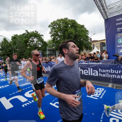 29.06.2025 - hella hamburg halbmarathon Zöllner http://msf.ph/oto/8419110 29.06.2025 10:52:18 Ziel 2397, 4419, 4837, 5032, 5087, 5482, 6164, 6897, 7896, 9074, 9082, 12135, 13726, 14248, 14300, 15275, 15446, 16003, 16320, 16591, 17130, 18475 meine-sportfotos.de