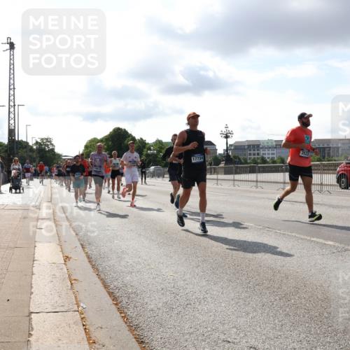 29.06.2025 - hella hamburg halbmarathon Lena Gebhardt http://msf.ph/oto/8419122 29.06.2025 09:51:24 Lombardsbrücke 18013, 17724, 3523, 1136, 1256, 1441, 1520, 1570, 1677, 1903, 1912, 1920, 1941, 1962, 2579, 2880, 2972, 3523, 3700, 3947, 4297, 4634, 4759, 4843, 4854, 4865, 4888, 4889, 4999, 5087, 5275, 5375, 5387, 5410, 6429, 6593, 6639, 6721, 6901, 7105, 7116, 7284, 7363, 7378, 7635, 7693, 7962, 8091, 8122, 8319, 8871, 8966, 9114, 9262, 9313, 9364, 9371, 9380, 9755, 9833, 9885, 10193, 10415, 10469, 10480, 10669, 11049, 11417, 11907, 11959, 12153, 14201 meine-sportfotos.de