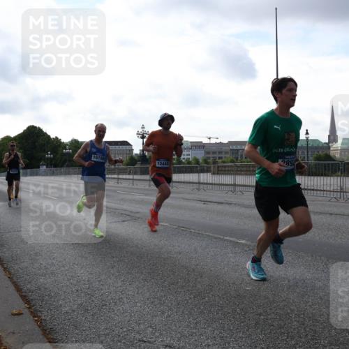 29.06.2025 - hella hamburg halbmarathon Lena Gebhardt http://msf.ph/oto/8419169 29.06.2025 09:41:47 Lombardsbrücke 16169, 13440, 289, 1241, 2459, 2892, 4128, 4571, 6559, 7142, 7862, 9442, 10234, 10780, 11194, 11624, 11965, 12067, 12641, 13440, 13751, 13780, 14019, 14107, 16169, 16361, 16484, 17752, 17856, 18124, 18897 meine-sportfotos.de