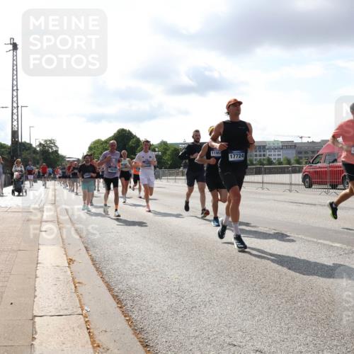 29.06.2025 - hella hamburg halbmarathon Lena Gebhardt http://msf.ph/oto/8419172 29.06.2025 09:51:24 Lombardsbrücke 585, 18013, 11959, 17724, 3523, 1136, 1256, 1441, 1520, 1570, 1677, 1903, 1912, 1920, 1941, 1962, 2579, 2880, 2972, 3523, 3700, 3947, 4297, 4634, 4759, 4843, 4854, 4865, 4888, 4889, 4999, 5087, 5275, 5375, 5387, 5410, 6429, 6593, 6639, 6721, 6901, 7105, 7116, 7284, 7363, 7378, 7635, 7693, 7962, 8091, 8122, 8319, 8871, 8966, 9114, 9262, 9313, 9364, 9371, 9380, 9755, 9833, 9885, 10193, 10415, 10469, 10480, 10669, 11049, 11417, 11907, 11959, 12153, 14201 meine-sportfotos.de