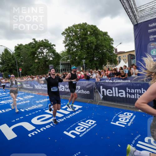 29.06.2025 - hella hamburg halbmarathon Zöllner http://msf.ph/oto/8419178 29.06.2025 10:52:20 Ziel 4140, 4419, 4587, 4837, 5032, 5087, 5482, 6164, 7896, 9074, 12135, 13707, 14300, 15275, 15446, 16003, 16591, 17130, 17773, 18475 meine-sportfotos.de