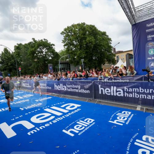 29.06.2025 - hella hamburg halbmarathon Zöllner http://msf.ph/oto/8419192 29.06.2025 10:30:12 Ziel 1758, 2689, 8323, 12308, 15507 meine-sportfotos.de