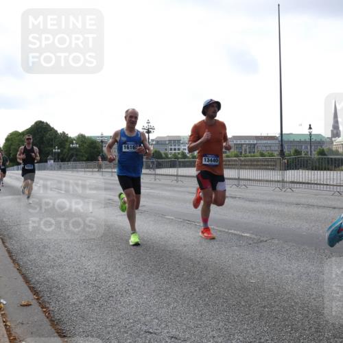 29.06.2025 - hella hamburg halbmarathon Lena Gebhardt http://msf.ph/oto/8419194 29.06.2025 09:41:47 Lombardsbrücke 6559, 1616, 13440, 28, 1241, 2459, 2892, 4128, 4571, 6559, 7142, 7862, 9442, 10234, 10780, 11194, 11624, 11965, 12067, 12641, 13440, 13751, 13780, 14019, 14107, 16169, 16361, 16484, 17752, 17856, 18124, 18897 meine-sportfotos.de