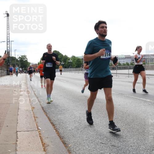 29.06.2025 - hella hamburg halbmarathon Lena Gebhardt http://msf.ph/oto/8419204 29.06.2025 10:27:22 Lombardsbrücke 14020, 17, 15108, 31, 314, 1530, 1793, 2045, 2306, 2775, 4358, 4372, 5285, 5494, 5495, 5707, 5825, 6214, 6259, 6637, 7234, 7314, 7764, 7944, 8056, 8281, 9349, 10077, 10158, 10412, 10413, 10465, 11110, 11256, 11766, 12500, 13462, 14020, 14021, 14206, 15108, 15641, 16479, 17049, 17427, 17445, 17791, 18012, 18097, 18766, 18976, 18978 meine-sportfotos.de
