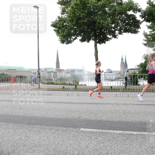 29.06.2025 - hella hamburg halbmarathon Lena Gebhardt http://msf.ph/oto/8419223 29.06.2025 10:52:14 Lombardsbrücke 1418, 1978, 2528, 3038, 3645, 4087, 4273, 4436, 4598, 4606, 4815, 5062, 5262, 5534, 6386, 6403, 6404, 6406, 6456, 6604, 6671, 6985, 7682, 7690, 7691, 7735, 7812, 8194, 8196, 8250, 8251, 8621, 9103, 9220, 9368, 9460, 9590, 9594, 9673, 9730, 9731, 10080, 10296, 10342, 10533, 10634, 10673, 10693, 10884, 11084, 11101, 11126, 11127, 11297, 11375, 11736, 11899, 11974, 12065, 12546, 12558 meine-sportfotos.de