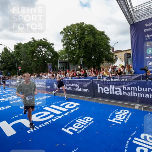 29.06.2025 - hella hamburg halbmarathon Zöllner http://msf.ph/oto/8419229 29.06.2025 10:30:13 Ziel 1758, 8323, 12308, 15507 meine-sportfotos.de