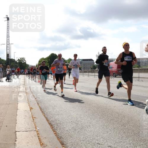 29.06.2025 - hella hamburg halbmarathon Lena Gebhardt http://msf.ph/oto/8419236 29.06.2025 09:51:25 Lombardsbrücke 18013, 1585, 11959, 17724, 1136, 1256, 1520, 1570, 1677, 1903, 1912, 1920, 1941, 1962, 2579, 2880, 2972, 3523, 3700, 3947, 4297, 4634, 4759, 4843, 4854, 4865, 4888, 4889, 4999, 5087, 5275, 5375, 5387, 5410, 6429, 6490, 6593, 6639, 6721, 6901, 7105, 7116, 7284, 7363, 7378, 7635, 7693, 7962, 8091, 8122, 8319, 8871, 8966, 9114, 9262, 9313, 9364, 9371, 9380, 9755, 9833, 9885, 10193, 10415, 10469, 10480, 10669, 11049, 11417, 11907, 11959, 12153, 14201 meine-sportfotos.de