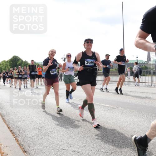 29.06.2025 - hella hamburg halbmarathon Lena Gebhardt http://msf.ph/oto/8419248 29.06.2025 10:42:40 Lombardsbrücke 3874, 14170, 17676, 8816, 10899, 3605, 5403, 1150, 1360, 1624, 1656, 1929, 1957, 1964, 1994, 2069, 2134, 2401, 2450, 2509, 2538, 2580, 2940, 2941, 3283, 3378, 3605, 3874, 4092, 4105, 4334, 4353, 4385, 4778, 4891, 4892, 5403, 5417, 5419, 5810, 6120, 6764, 6828, 6917, 7040, 7260, 7357, 7513, 7557, 7666, 8014, 8161, 8459, 8525, 8526, 8529, 8712, 8816, 9370, 9378, 9980, 10008, 10454, 10532, 10697, 11142, 11710, 12151, 12441, 13241 meine-sportfotos.de