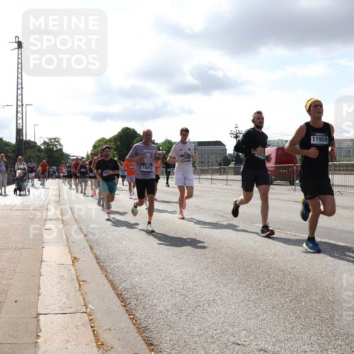 29.06.2025 - hella hamburg halbmarathon Lena Gebhardt http://msf.ph/oto/8419261 29.06.2025 09:51:25 Lombardsbrücke 6375, 18013, 11959, 1772, 1136, 1256, 1520, 1570, 1677, 1903, 1912, 1920, 1941, 1962, 2579, 2880, 2972, 3523, 3700, 3947, 4297, 4634, 4759, 4843, 4854, 4865, 4888, 4889, 4999, 5087, 5275, 5375, 5387, 5410, 6429, 6490, 6593, 6639, 6721, 6901, 7105, 7116, 7284, 7363, 7378, 7635, 7693, 7962, 8091, 8122, 8319, 8871, 8966, 9114, 9262, 9313, 9364, 9371, 9380, 9755, 9833, 9885, 10193, 10415, 10469, 10480, 10669, 11049, 11417, 11907, 11959, 12153, 14201 meine-sportfotos.de