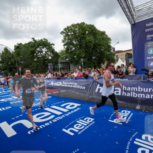 29.06.2025 - hella hamburg halbmarathon Zöllner http://msf.ph/oto/8419276 29.06.2025 10:52:24 Ziel 4140, 4419, 4587, 6164, 7896, 9074, 13211, 13707, 15144, 15446, 17773, 17997 meine-sportfotos.de