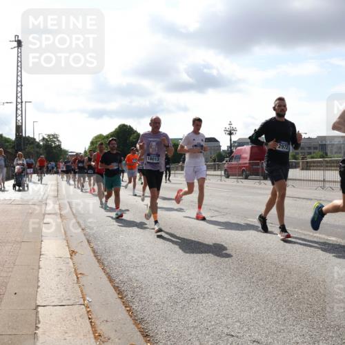 29.06.2025 - hella hamburg halbmarathon Lena Gebhardt http://msf.ph/oto/8419289 29.06.2025 09:51:25 Lombardsbrücke 18013, 2972, 11959, 1136, 1256, 1520, 1570, 1677, 1903, 1912, 1920, 1941, 1962, 2579, 2880, 2972, 3523, 3700, 3947, 4297, 4634, 4759, 4843, 4854, 4865, 4888, 4889, 4999, 5087, 5275, 5375, 5387, 5410, 6429, 6490, 6593, 6639, 6721, 6901, 7105, 7116, 7284, 7363, 7378, 7635, 7693, 7962, 8091, 8122, 8319, 8871, 8966, 9114, 9262, 9313, 9364, 9371, 9380, 9755, 9833, 9885, 10193, 10415, 10469, 10480, 10669, 11049, 11417, 11907, 11959, 12153, 14201 meine-sportfotos.de