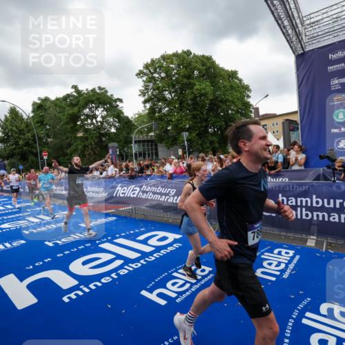 29.06.2025 - hella hamburg halbmarathon Zöllner http://msf.ph/oto/8419290 29.06.2025 10:52:25 Ziel 4140, 4419, 4587, 6164, 7896, 9876, 13015, 13211, 13707, 15144, 15446, 17773, 17997 meine-sportfotos.de