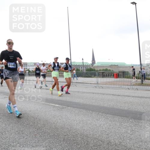 29.06.2025 - hella hamburg halbmarathon Lena Gebhardt http://msf.ph/oto/8419295 29.06.2025 10:52:15 Lombardsbrücke 4606, 9340, 11126, 11127, 8250, 1418, 1978, 2420, 2528, 3038, 3645, 4087, 4273, 4436, 4598, 4606, 4815, 5062, 5262, 5360, 5534, 6386, 6403, 6404, 6406, 6456, 6604, 6671, 6985, 7682, 7690, 7691, 7735, 7812, 8194, 8196, 8250, 8251, 8621, 9103, 9220, 9368, 9460, 9590, 9594, 9673, 9730, 9731, 10080, 10296, 10342, 10392, 10533, 10634, 10673, 10693, 10884, 11084, 11101, 11126, 11127, 11297, 11375, 11736, 11899, 11974, 12065, 12546, 12558 meine-sportfotos.de
