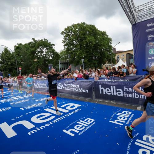29.06.2025 - hella hamburg halbmarathon Zöllner http://msf.ph/oto/8419299 29.06.2025 10:52:25 Ziel 4140, 4419, 4587, 6164, 7896, 9876, 13015, 13211, 13707, 15144, 15446, 17773, 17997 meine-sportfotos.de