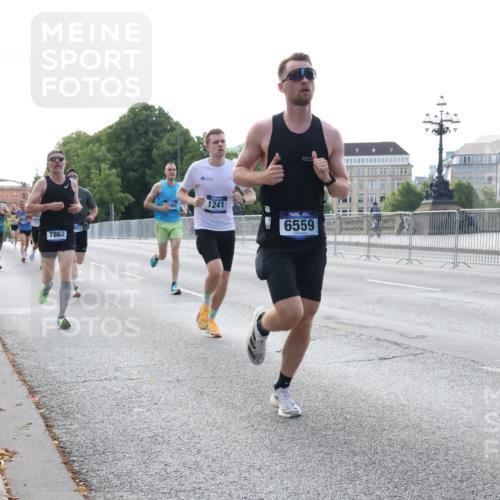 29.06.2025 - hella hamburg halbmarathon Lena Gebhardt http://msf.ph/oto/8419302 29.06.2025 09:41:49 Lombardsbrücke 7862, 652, 1241, 6559, 1241, 2459, 2892, 4128, 4571, 6559, 7142, 7862, 9442, 10234, 10485, 10780, 11194, 11624, 11965, 12067, 12641, 13440, 13751, 13780, 14019, 14107, 14506, 16169, 16361, 16484, 17752, 17856, 18124, 18897 meine-sportfotos.de