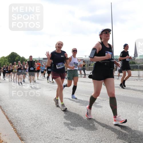 29.06.2025 - hella hamburg halbmarathon Lena Gebhardt http://msf.ph/oto/8419315 29.06.2025 10:42:40 Lombardsbrücke 3874, 4, 17676, 8816, 10899, 1463, 1150, 1360, 1624, 1656, 1929, 1957, 1964, 1994, 2069, 2134, 2401, 2450, 2509, 2538, 2580, 2940, 2941, 3283, 3378, 3605, 3874, 4092, 4105, 4334, 4353, 4385, 4778, 4891, 4892, 5403, 5417, 5419, 5810, 6120, 6764, 6828, 6917, 7040, 7260, 7357, 7513, 7557, 7666, 8014, 8161, 8459, 8525, 8526, 8529, 8712, 8816, 9370, 9378, 9980, 10008, 10454, 10532, 10697, 11142, 11710, 12151, 12441, 13241 meine-sportfotos.de