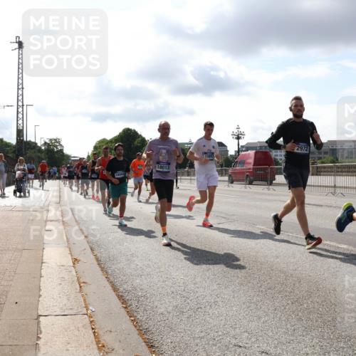 29.06.2025 - hella hamburg halbmarathon Lena Gebhardt http://msf.ph/oto/8419316 29.06.2025 09:51:26 Lombardsbrücke 18868, 18013, 15857, 2972, 11959, 1136, 1256, 1520, 1570, 1677, 1903, 1912, 1920, 1941, 1962, 2579, 2880, 2972, 3523, 3700, 3947, 4297, 4634, 4759, 4843, 4854, 4865, 4888, 4889, 4991, 4999, 5087, 5275, 5375, 5387, 5410, 6429, 6490, 6593, 6639, 6721, 6901, 7105, 7116, 7284, 7363, 7378, 7635, 7693, 7962, 8122, 8319, 8871, 8966, 9114, 9262, 9313, 9364, 9371, 9380, 9755, 9833, 9885, 10193, 10415, 10469, 10480, 10669, 11049, 11417, 11907, 11959, 12153, 14201 meine-sportfotos.de