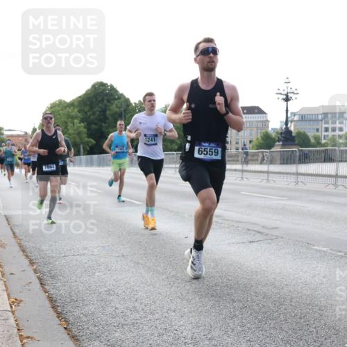 29.06.2025 - hella hamburg halbmarathon Lena Gebhardt http://msf.ph/oto/8419327 29.06.2025 09:41:49 Lombardsbrücke 7862, 1241, 6559, 1241, 2459, 2892, 4128, 4571, 6559, 7142, 7862, 9442, 10234, 10485, 10780, 11194, 11624, 11965, 12067, 12641, 13440, 13751, 13780, 14019, 14107, 14506, 16169, 16361, 16484, 17752, 17856, 18124, 18897 meine-sportfotos.de