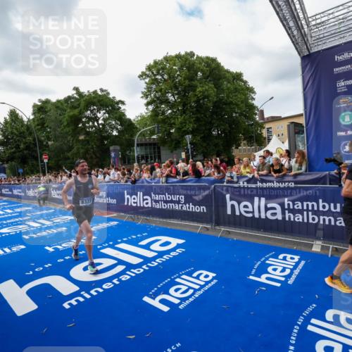 29.06.2025 - hella hamburg halbmarathon Zöllner http://msf.ph/oto/8419334 29.06.2025 10:30:17 Ziel 1758, 8323, 10173, 12691 meine-sportfotos.de