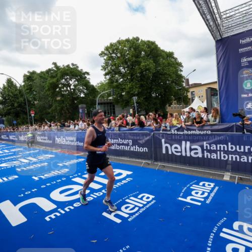 29.06.2025 - hella hamburg halbmarathon Zöllner http://msf.ph/oto/8419344 29.06.2025 10:30:18 Ziel 1758, 8323, 10173, 12691 meine-sportfotos.de