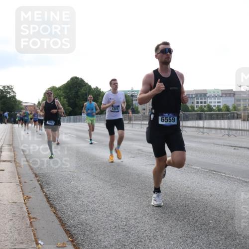 29.06.2025 - hella hamburg halbmarathon Lena Gebhardt http://msf.ph/oto/8419355 29.06.2025 09:41:49 Lombardsbrücke 7862, 1241, 6559, 1241, 2459, 2892, 4128, 4571, 6559, 7142, 7862, 9442, 10234, 10485, 10780, 11194, 11624, 11965, 12067, 12641, 13440, 13751, 13780, 14019, 14107, 14506, 16169, 16361, 16484, 17752, 17856, 18124, 18897 meine-sportfotos.de