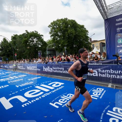 29.06.2025 - hella hamburg halbmarathon Zöllner http://msf.ph/oto/8419360 29.06.2025 10:30:18 Ziel 1758, 8323, 10173, 12691 meine-sportfotos.de