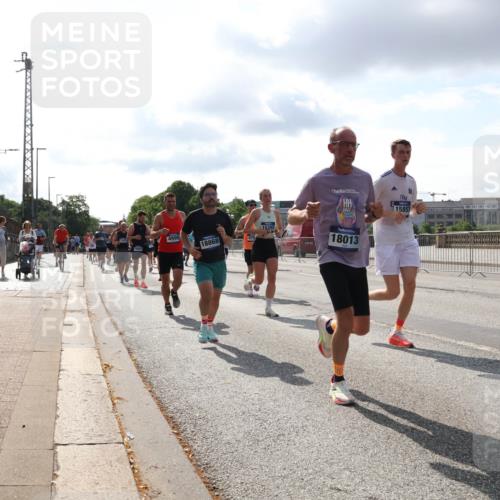 29.06.2025 - hella hamburg halbmarathon Lena Gebhardt http://msf.ph/oto/8419365 29.06.2025 09:51:26 Lombardsbrücke 4999, 18868, 15857, 15383, 18013, 1136, 1256, 1520, 1570, 1677, 1903, 1912, 1920, 1941, 1962, 2579, 2880, 2972, 3523, 3700, 3947, 4297, 4634, 4759, 4843, 4854, 4865, 4888, 4889, 4991, 4999, 5087, 5275, 5375, 5387, 5410, 6429, 6490, 6593, 6639, 6721, 6901, 7105, 7116, 7284, 7363, 7378, 7635, 7693, 7962, 8122, 8319, 8871, 8966, 9114, 9262, 9313, 9364, 9371, 9380, 9755, 9833, 9885, 10193, 10415, 10469, 10480, 10669, 11049, 11417, 11907, 11959, 12153, 14201 meine-sportfotos.de