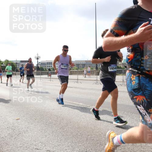 29.06.2025 - hella hamburg halbmarathon Lena Gebhardt http://msf.ph/oto/8419368 29.06.2025 10:05:35 Lombardsbrücke 11873, 16546, 1229, 1863, 1936, 1981, 2288, 2298, 2471, 2540, 2624, 3461, 3578, 3929, 4014, 4220, 4782, 5073, 5762, 6059, 7826, 8894, 8909, 8999, 9007, 9075, 9165, 9339, 9477, 9559, 9680, 9736, 9737, 9738, 9917, 10343, 10694, 10791, 10998, 11784, 11873, 11958, 12557, 13221, 13717, 14203, 14465, 14642, 16092, 16478, 16546, 16847, 17707, 17731, 17740, 18616, 18617, 18973, 19034, 19248 meine-sportfotos.de