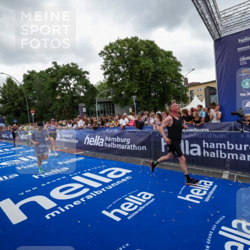 29.06.2025 - hella hamburg halbmarathon Zöllner http://msf.ph/oto/8419373 29.06.2025 10:52:30 Ziel 3715, 7178, 7232, 8371, 8661, 9145, 9876, 11791, 13015, 13211, 14561, 15144, 15980, 17997 meine-sportfotos.de