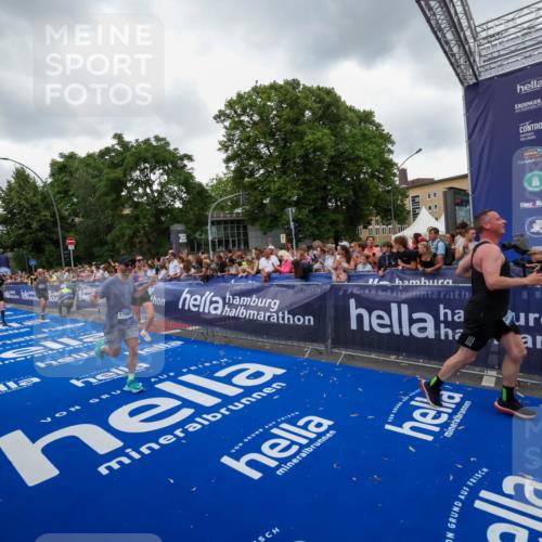 29.06.2025 - hella hamburg halbmarathon Zöllner http://msf.ph/oto/8419383 29.06.2025 10:52:30 Ziel 3715, 7178, 7232, 8371, 8661, 9145, 9876, 11791, 13015, 13211, 14561, 15144, 15980, 17997 meine-sportfotos.de